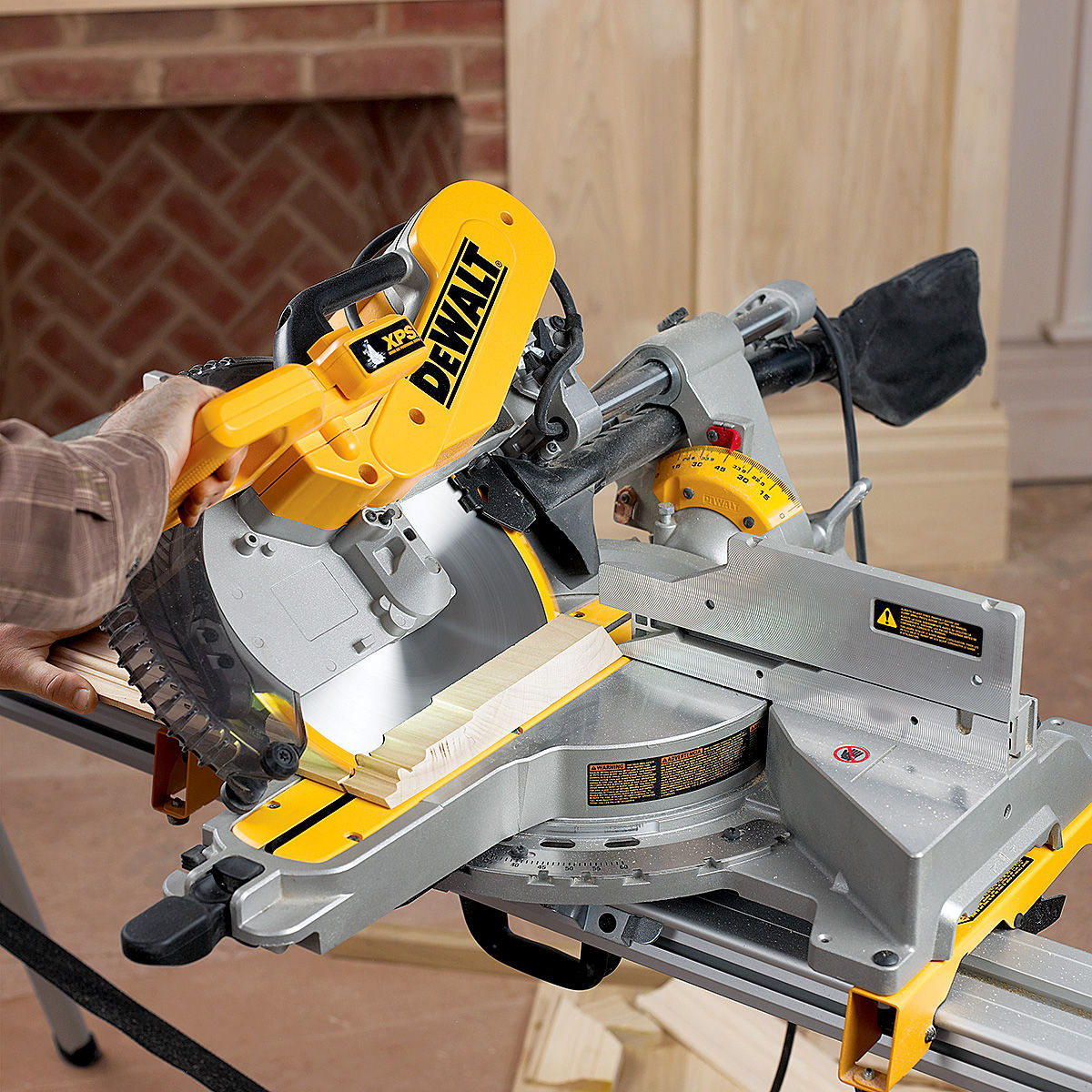 DEWALT 12-Inch Sliding Compound Miter Saw, Double Bevel (DWS780).